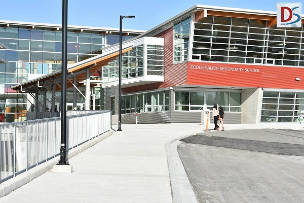 Ecole Salish Secondary School, Trung học Canada